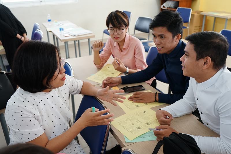 Quý thầy cô hào hứng tương tác cùng diễn giả, thảo luận về phương pháp giảng dạy tiếng Anh mới